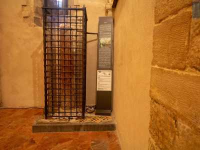 Sulla destra si trova la �Colonna miracolosa�, che attira la devozione di numerosi fedeli, legata com�� ad alcune leggende popolari, come ad esempio quella riservata alle �zitelle� che fino al 2007 (anno in cui il monumento � stato protetto da una gabbia in ferro) ci giravano intorno e la toccavano nella speranza di trovare marito